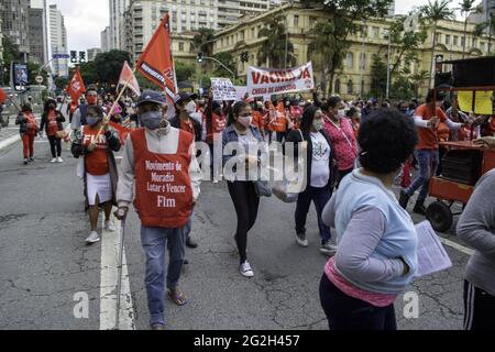 Sao Paulo, Sao Paulo, Brasilien. Juni 2021. (INT) Mitglieder der Front for Fight for Housing-Bewegung protestieren in Sao Paulo für das Recht, gegen Covid-19 geimpft zu werden. 11. Juni 2021, Sao Paulo, Brasilien: Mitglieder der FLM-Bewegung (Fight for Housing) protestieren am Freitag (11) auf dem Platz der Republik in der Innenstadt von Sao Paulo für das Recht auf einen Impfstoff gegen Covid-19. Die Gruppe lehnt auch die Leugnung von Präsident Jair Bolsonaro ab. Fahrzeuge der Militärpolizei begleiten die Demonstration. Quelle: Leco Viana/TheNews2 Quelle: Leco Viana/TheNEWS2/ZUMA Wire/Alamy Live News Stockfoto