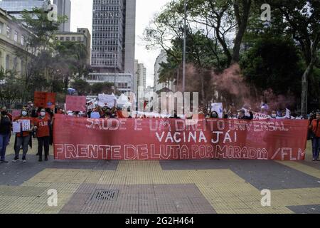 Sao Paulo, Sao Paulo, Brasilien. Juni 2021. (INT) Mitglieder der Front for Fight for Housing-Bewegung protestieren in Sao Paulo für das Recht, gegen Covid-19 geimpft zu werden. 11. Juni 2021, Sao Paulo, Brasilien: Mitglieder der FLM-Bewegung (Fight for Housing) protestieren am Freitag (11) auf dem Platz der Republik in der Innenstadt von Sao Paulo für das Recht auf einen Impfstoff gegen Covid-19. Die Gruppe lehnt auch die Leugnung von Präsident Jair Bolsonaro ab. Fahrzeuge der Militärpolizei begleiten die Demonstration. Quelle: Leco Viana/TheNews2 Quelle: Leco Viana/TheNEWS2/ZUMA Wire/Alamy Live News Stockfoto