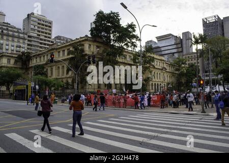 Sao Paulo, Sao Paulo, Brasilien. Juni 2021. (INT) Mitglieder der Front for Fight for Housing-Bewegung protestieren in Sao Paulo für das Recht, gegen Covid-19 geimpft zu werden. 11. Juni 2021, Sao Paulo, Brasilien: Mitglieder der FLM-Bewegung (Fight for Housing) protestieren am Freitag (11) auf dem Platz der Republik in der Innenstadt von Sao Paulo für das Recht auf einen Impfstoff gegen Covid-19. Die Gruppe lehnt auch die Leugnung von Präsident Jair Bolsonaro ab. Fahrzeuge der Militärpolizei begleiten die Demonstration. Quelle: Leco Viana/TheNews2 Quelle: Leco Viana/TheNEWS2/ZUMA Wire/Alamy Live News Stockfoto