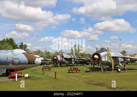 English Electric Canberra PR.3 und zwei English Electric (BAC) Blitze, Midland Air Museum, Coventry Airport, Warwickshire, England, Großbritannien, Europa Stockfoto