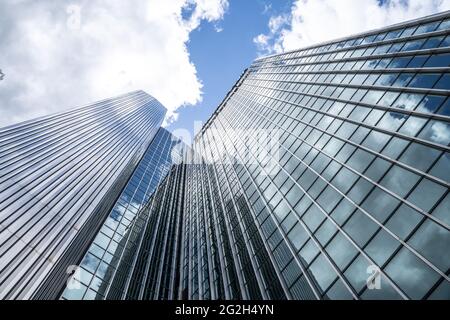 Pittsburgh, Pennsylvania, USA – 12. Mai 2021: Blick auf hohe Bürogebäude mit blauem Himmel und Wolken in der Innenstadt von Pittsburgh Stockfoto