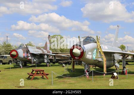 English Electric (BAC) Lightning F.6 und English Electric (BAC) Lightning T. 55, Midland Air Museum, Coventry Airport, Warwickshire, England Großbritannien, Europa Stockfoto