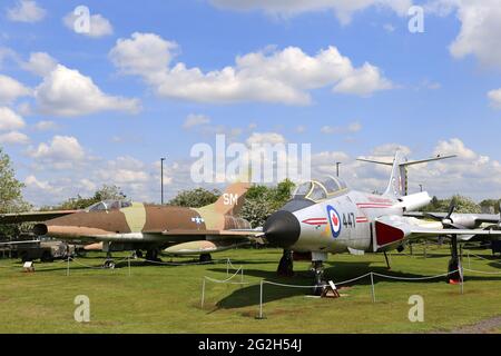 North American Super Sabre F-100D und McDonnell Voodoo TF-101B, Midland Air Museum, Coventry Airport, Baginton, Warwickshire, England, Großbritannien, Europa Stockfoto