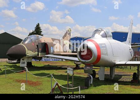 McDonnell Phantom F-4C (1958) und North American F-86A Sabre (1950), Midland Air Museum, Coventry Airport, Baginton, Warwickshire, England, Großbritannien, Europa Stockfoto