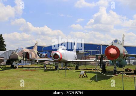 McDonnell Phantom, North American Sabre und Mikoyan-Gurevich MiG-21, Midland Air Museum, Coventry Airport, Baginton, Warwickshire, England, Großbritannien, Europa Stockfoto