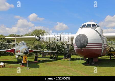 Hawker Hunter F.6A und Armstrong Whitworth 650 Argosy, Midland Air Museum, Coventry Airport, Baginton, Warwickshire, England, Großbritannien, Großbritannien, Europa Stockfoto