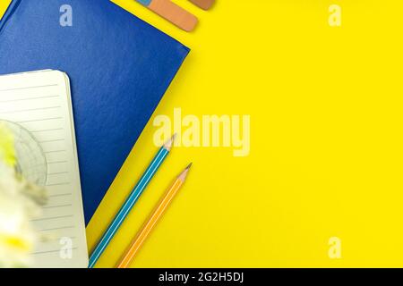 Schüler Arbeitsbereich Hintergrund mit gelben Desktop Draufsicht, kopieren Raum Foto Stockfoto