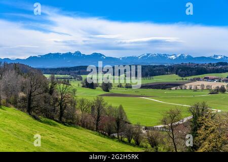 Deutschland, Bayern, Oberbayern, Kreis Ebersberg, Baiern, Bezirk Jakobsbaiern, Blick von der Jakobskirche über das Glonntal in Richtung Wendelstein-Massiv und Schlierseer-Gebirge Stockfoto