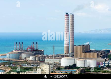 Kraftwerk Zouk und Karadeniz-Lastkahn, Zouk Mikael, Libanon Stockfoto