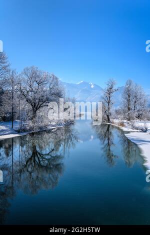 Deutschland, Bayern, Oberbayern, Tölzer Land, Kochel am See, Loisachkanal und Kochelsee in Richtung Heimgarten Stockfoto