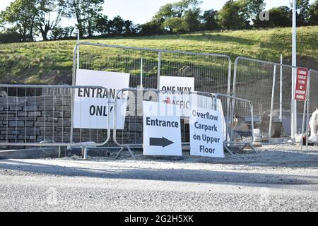 Bantry, West Cork, Irland. Juni 2021. Der Parkplatz in Bantry bekommt ein völlig neues Aussehen, gelegen bei O'Keeffe's SuperValu. Kredit: Bantry Media/Alamy Live Nachrichten Stockfoto