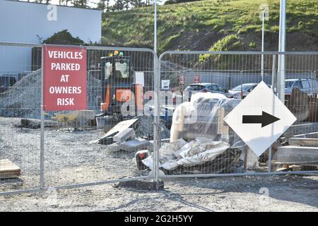 Bantry, West Cork, Irland. Juni 2021. Der Parkplatz in Bantry bekommt ein völlig neues Aussehen, gelegen bei O'Keeffe's SuperValu. Kredit: Bantry Media/Alamy Live Nachrichten Stockfoto