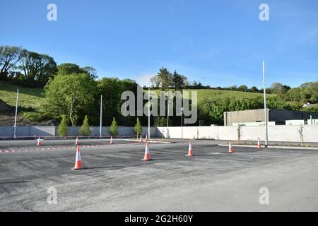 Bantry, West Cork, Irland. Juni 2021. Der Parkplatz in Bantry bekommt ein völlig neues Aussehen, gelegen bei O'Keeffe's SuperValu. Kredit: Bantry Media/Alamy Live Nachrichten Stockfoto