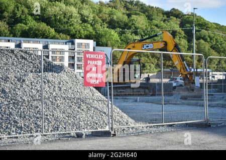 Bantry, West Cork, Irland. Juni 2021. Der Parkplatz in Bantry bekommt ein völlig neues Aussehen, gelegen bei O'Keeffe's SuperValu. Kredit: Bantry Media/Alamy Live Nachrichten Stockfoto