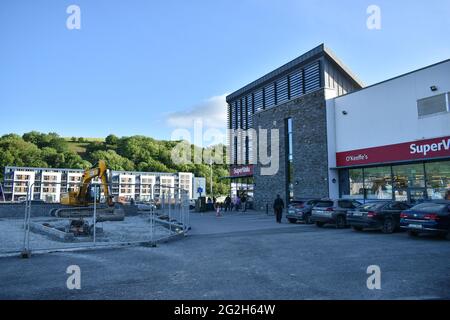 Bantry, West Cork, Irland. Juni 2021. Der Parkplatz in Bantry bekommt ein völlig neues Aussehen, gelegen bei O'Keeffe's SuperValu. Kredit: Bantry Media/Alamy Live Nachrichten Stockfoto