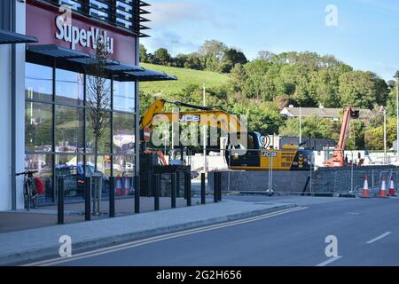 Bantry, West Cork, Irland. Juni 2021. Der Parkplatz in Bantry bekommt ein völlig neues Aussehen, gelegen bei O'Keeffe's SuperValu. Kredit: Bantry Media/Alamy Live Nachrichten Stockfoto