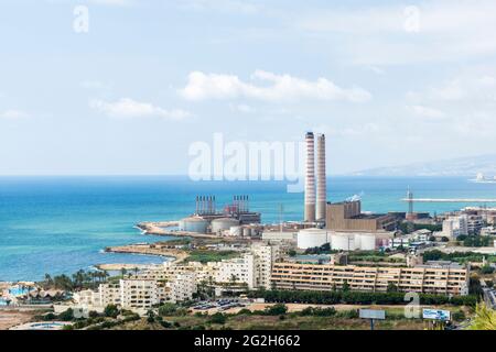 Kraftwerk Zouk und Karadeniz-Lastkahn, Zouk Mikael, Libanon Stockfoto