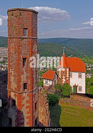 Die Bergfestung mit dem sechseckigen Treppenturm und dem Kommandantenhaus, Dilsberg, Kreis Neckargemünd, Baden-Württemberg, Deutschland Stockfoto