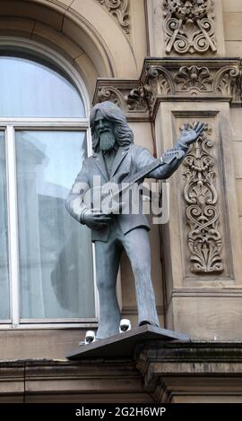 Statue von George Harrison im Hard Days Night Hotel in Liverpool Stockfoto