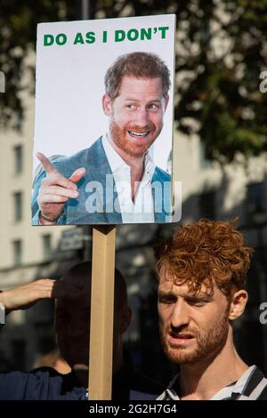 „Do as I don't“ - EIN junger Mann mit einem Protestschild, das Prinz Harry auf dem Protest gegen den Klimawandel, London, Großbritannien, darstellt. 20.September 2019 Stockfoto