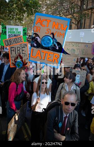 „Jetzt handeln oder später schwimmen – EINE Frau mit einem Protestschild beim Protest gegen den Klimawandel in London. 20.September 2019 Stockfoto