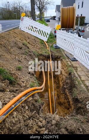 Rheinbach, Nordrhein-Westfalen, Deutschland - Ausbau des Internet-Breitbandnetzes, Baustellenbestattung von Glasfaserkabeln, Kabeltrommel mit Glasfaserkabel, Neubau von Glasfaserstrecken im Auftrag der Telekom, schnelles Internet, DSL-Kabelanschluss für Haushalte. Stockfoto