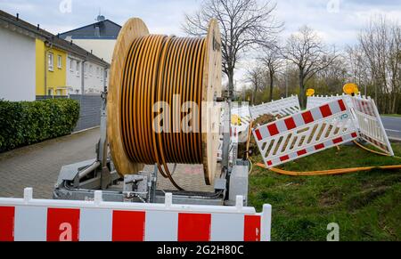 Rheinbach, Nordrhein-Westfalen, Deutschland - Ausbau des Internet-Breitbandnetzes, Baustellenbestattung von Glasfaserkabeln, Kabeltrommel mit Glasfaserkabel, Neubau von Glasfaserstrecken im Auftrag der Telekom, schnelles Internet, DSL-Kabelanschluss für Haushalte. Stockfoto
