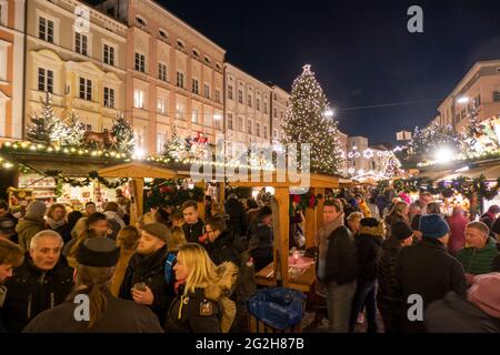 Weihnachtsmarkt in Rosenheim, Altstadt, Bayern, Deutschland Stockfoto