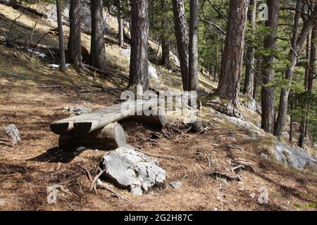 Sitzplätze auf dem Leitersteig in Mittenwald, Europa, Deutschland, Bayern, Oberbayern, Mittenwald, Werdenfelser Land, Isartal, Wolkenstimmung, Stockfoto