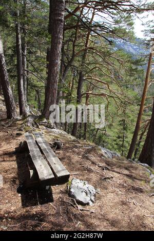 Sitzplätze auf dem Leitersteig in Mittenwald, Europa, Deutschland, Bayern, Oberbayern, Mittenwald, Werdenfelser Land, Isartal, Wolkenstimmung, Stockfoto