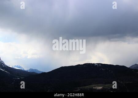 Gewitterstimmung über Mittenwald, aufgenommen auf dem Leiterweg. Blick in das Wettersteingebirge mit Zugspitze, hoher Kranzberg, Hotelbaustelle, Europa, Deutschland, Bayern, Oberbayern, Werdenfelser Land, Isartal Stockfoto