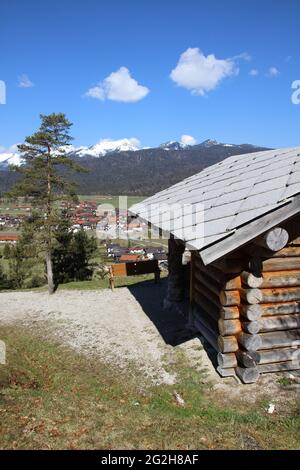 Rastplatz, Refugium und Aussichtspunkt nach Aufstieg durch die Hüttlebachklamm in Krün, Karwendelgebirge, Werdenfelser Land, Oberbayern, Bayern, Deutschland, Isartal, Alpenwelt Karwendel Stockfoto