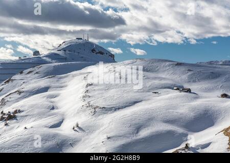 Blick von der Aussichtsplattform Sella Joch auf das Skigebiet Col Rodella, 2485 m, Sellaronda, Südtirol, Südtirol, Dolomiten, Italien, Europa Stockfoto