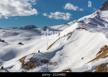 Blick von der Aussichtsplattform Sella Joch auf das Skigebiet Sellajoch Grohmann, Sellaronda, Südtirol, Südtirol, Dolomiten, Italien, Europa Stockfoto