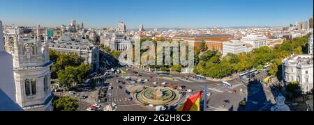 Plaza de La Cibeles und Calle Alcala, Madrid, Spanien, die Plaza de Cibeles ist ein Platz mit einem neoklassizistischen Komplex aus Marmorskulpturen mit Brunnen, der zu einem ikonischen Symbol für die Stadt Madrid geworden ist, Es befindet sich an der Kreuzung der Calle de Alcala (von Osten nach Westen), Paseo de Recoletos (im Norden) und Paseo del Prado (im Süden), Plaza de Cibeles wurde ursprünglich Plaza de Madrid genannt, aber im Jahr 1900, der Stadtrat nannte es Plaza de Castelar, die schließlich durch seinen aktuellen Namen ersetzt wurde, Stockfoto