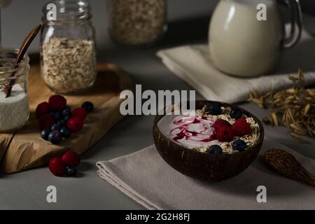 Hafermilch, Schüssel, Einmachglas, Brett, Früchte, Kanne Stockfoto