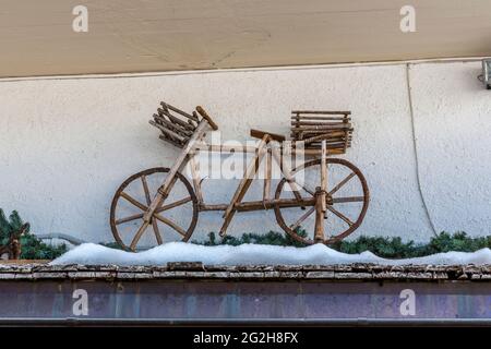 Holzfahrrad an einer Hausfassade, Skigebiet Colfosco, Gröden, Grödner Pass, Sellaronda, Südtirol, Südtirol, Dolomiten, Italien, Europa Stockfoto