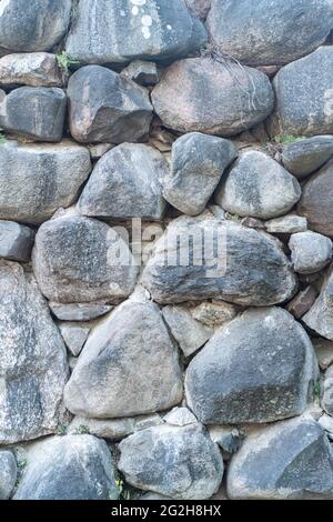 Textur einer Steinwand. Alte Burg Stein Wand Textur Hintergrund. Steinmauer als Hintergrund oder Textur. Teil einer Steinwand, für Hintergrund oder Textur. Hochwertige Fotos Stockfoto