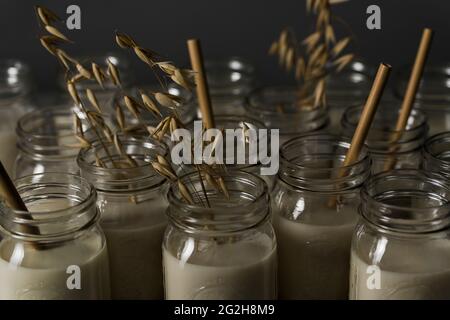 Hafermilch, Einmachgläser, Haferohren, Trinkhalm Stockfoto