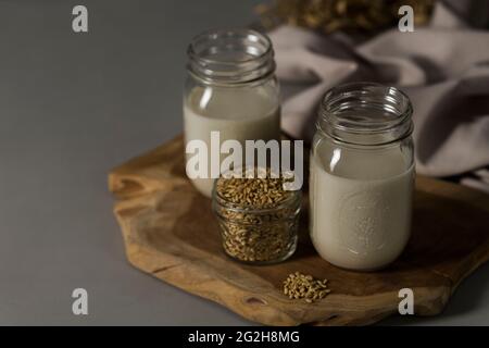 Hafermilch, Brett, Einmachglas, Handtuch, Ähren von Weizen Stockfoto