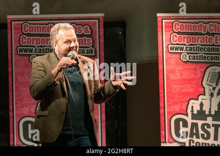 Hal Cruttenden tritt bei einem Live-Comedy-Konzert im Freien auf, einer der ersten nach dem Lockdown am 10. Juni 2021 in Henlow Bridge Lakes, Bedfordshire, Großbritannien Stockfoto