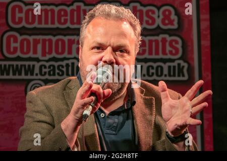 Hal Cruttenden tritt bei einem Live-Comedy-Konzert im Freien auf, einer der ersten nach dem Lockdown am 10. Juni 2021 in Henlow Bridge Lakes, Bedfordshire, Großbritannien Stockfoto