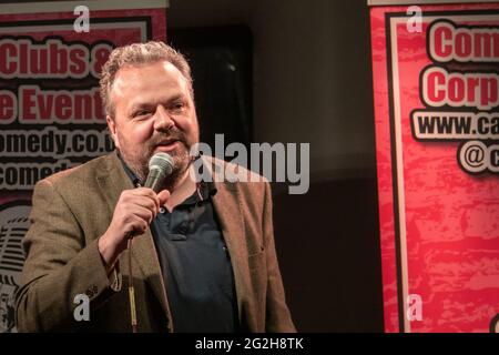 Hal Cruttenden tritt bei einem Live-Comedy-Konzert im Freien auf, einer der ersten nach dem Lockdown am 10. Juni 2021 in Henlow Bridge Lakes, Bedfordshire, Großbritannien Stockfoto