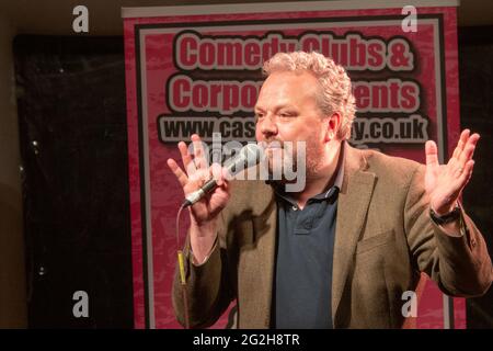 Hal Cruttenden tritt bei einem Live-Comedy-Konzert im Freien auf, einer der ersten nach dem Lockdown am 10. Juni 2021 in Henlow Bridge Lakes, Bedfordshire, Großbritannien Stockfoto