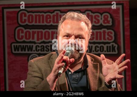 Hal Cruttenden tritt bei einem Live-Comedy-Konzert im Freien auf, einer der ersten nach dem Lockdown am 10. Juni 2021 in Henlow Bridge Lakes, Bedfordshire, Großbritannien Stockfoto