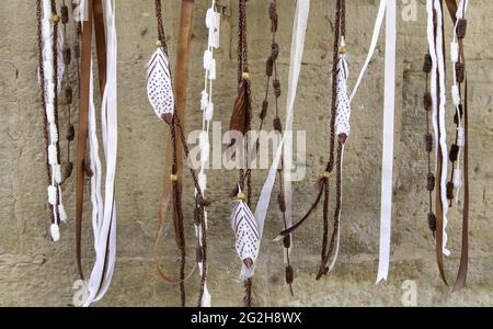 Gestickter Traumfänger an der Wand, geheimnisvoll und magisch Stockfoto