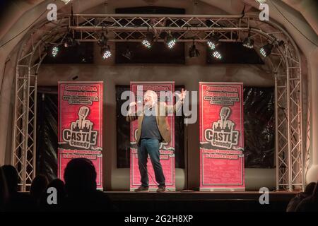 Hal Cruttenden tritt bei einem Live-Comedy-Konzert im Freien auf, einer der ersten nach dem Lockdown am 10. Juni 2021 in Henlow Bridge Lakes, Bedfordshire, Großbritannien Stockfoto