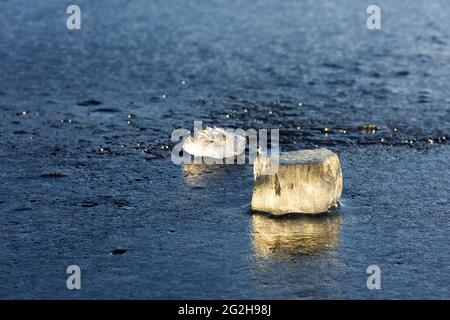 Eisbildung am Perfstausee, Eisblöcke leuchten in der Abendsonne, Deutschland, Hessen, Bezirk Marburg-Biedenkopf, bei Breidenstein Stockfoto