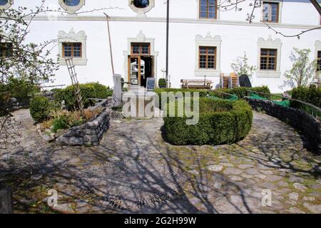 Kräutergarten im Kloster Benediktbeuern, gestaltet als Schaugarten, Oase der Ruhe, Zentrum für Umwelt und Kultur, Kasten, Kastenbaum, Weg, Pflastersteine, Brunnen, Stockfoto