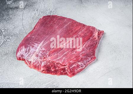 Roh Flanke oder Flap Rindersteak. Weißer Hintergrund. Draufsicht Stockfoto